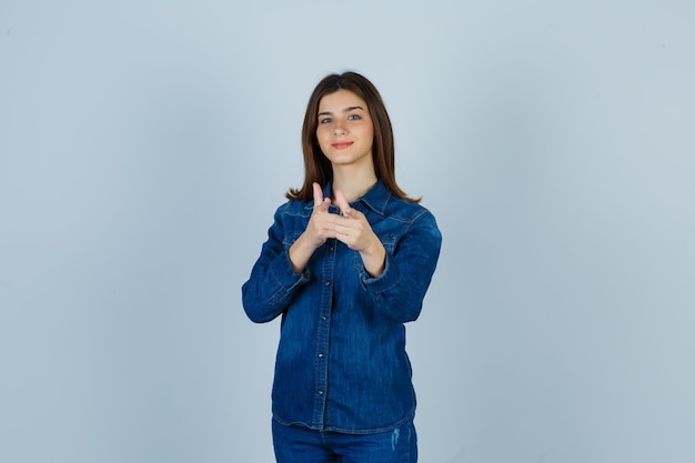 Giovane donna espressiva in posa in studio