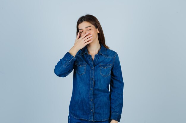 Giovane donna espressiva in posa in studio