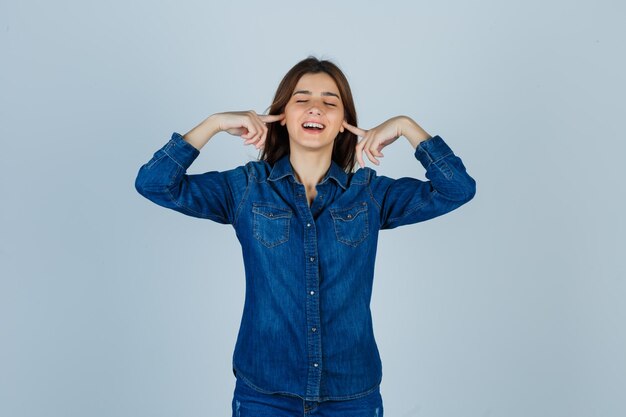 Giovane donna espressiva in posa in studio