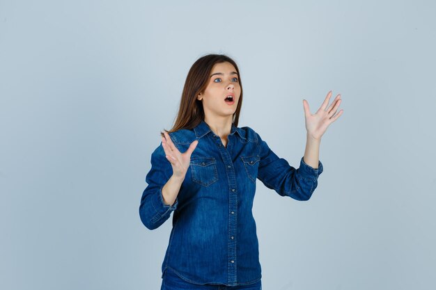 Giovane donna espressiva in posa in studio