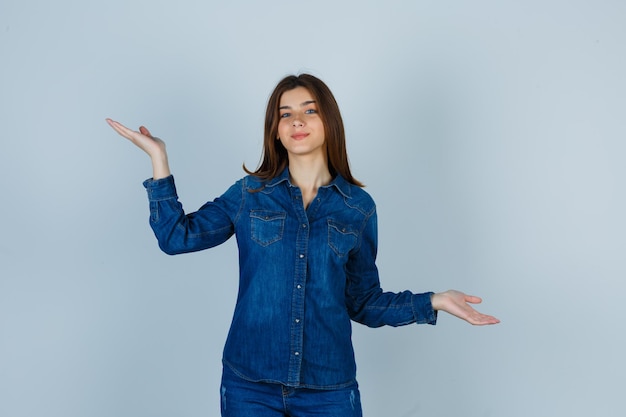 Giovane donna espressiva in posa in studio