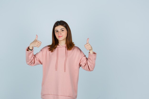 Giovane donna espressiva in posa in studio