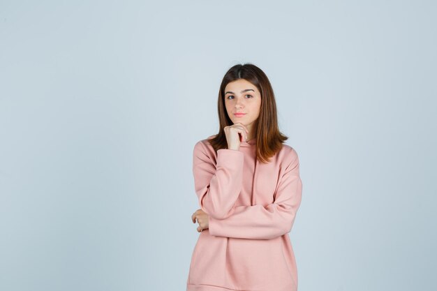 Giovane donna espressiva in posa in studio