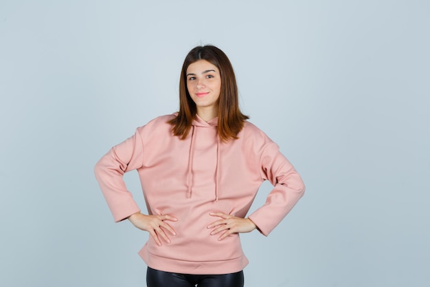 Giovane donna espressiva in posa in studio