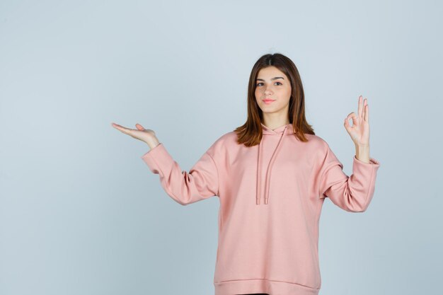 Giovane donna espressiva in posa in studio