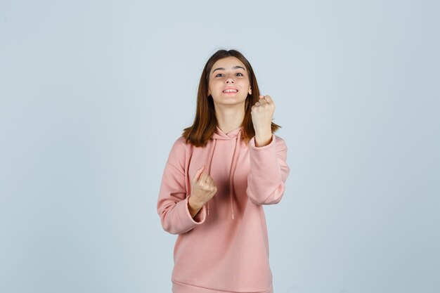 Giovane donna espressiva in posa in studio