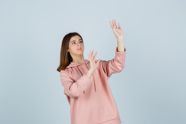 Giovane donna espressiva in posa in studio