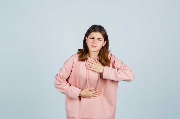 Giovane donna espressiva in posa in studio