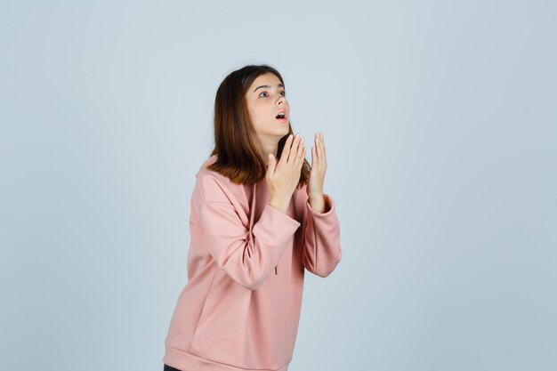 Giovane donna espressiva in posa in studio