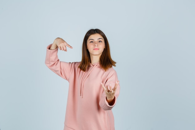 Giovane donna espressiva in posa in studio