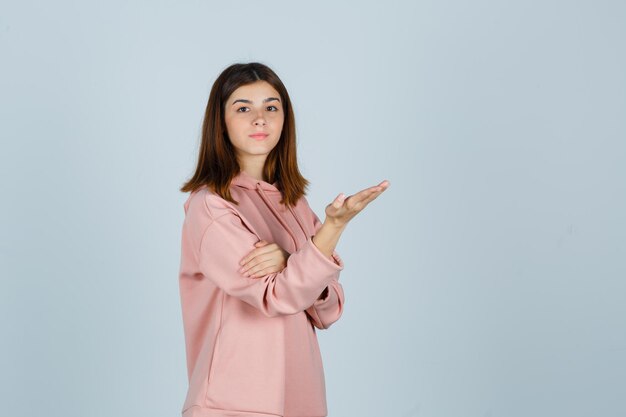 Giovane donna espressiva in posa in studio