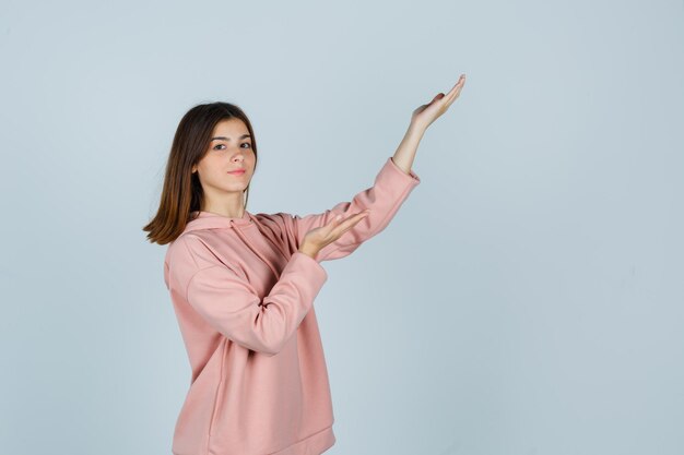 Giovane donna espressiva in posa in studio