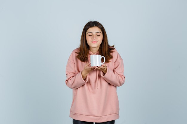 Giovane donna espressiva in posa in studio