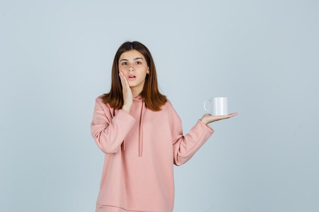 Giovane donna espressiva in posa in studio