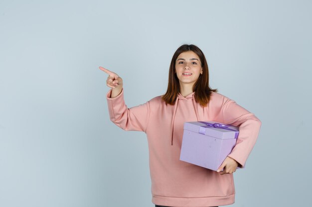 Giovane donna espressiva in posa in studio