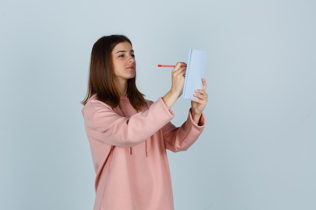 Giovane donna espressiva in posa in studio