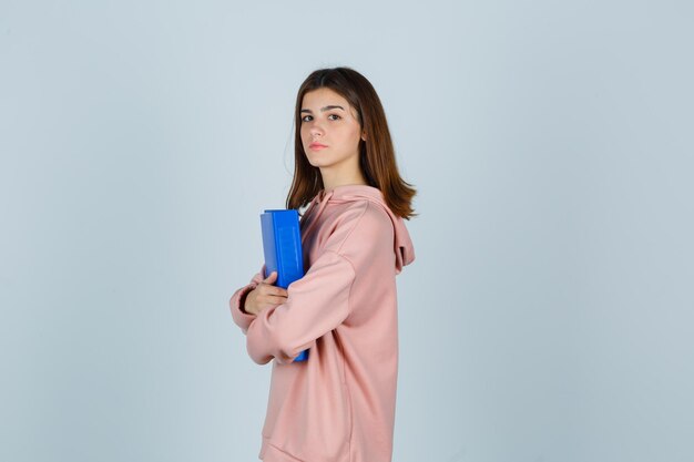 Giovane donna espressiva in posa in studio