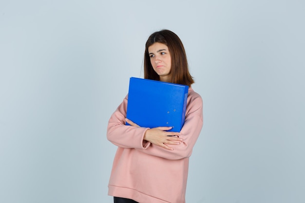 Giovane donna espressiva in posa in studio