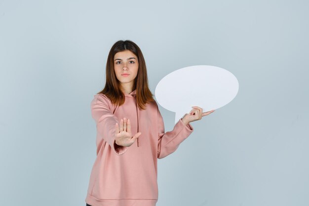 Giovane donna espressiva in posa in studio