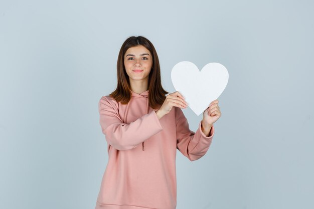 Giovane donna espressiva in posa in studio