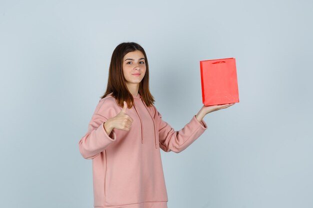 Giovane donna espressiva in posa in studio