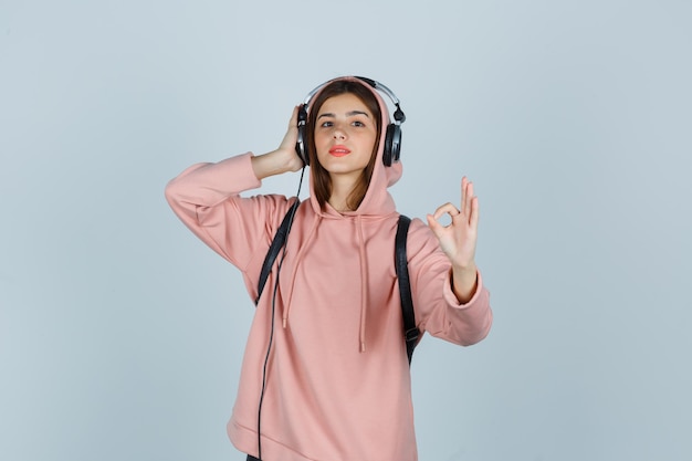 Giovane donna espressiva in posa in studio