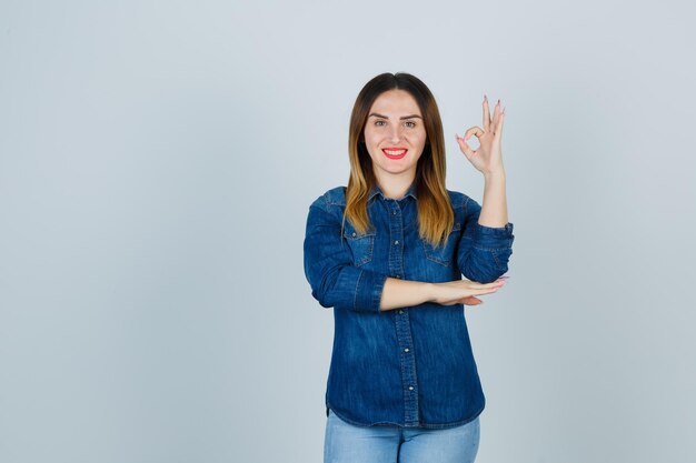 Giovane donna espressiva in posa in studio