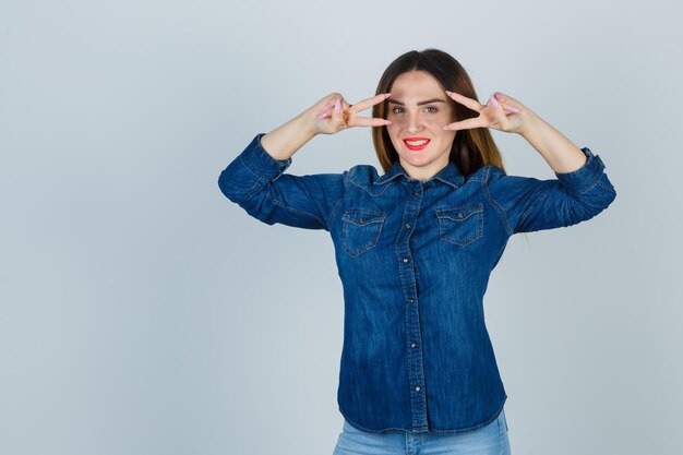 Giovane donna espressiva in posa in studio