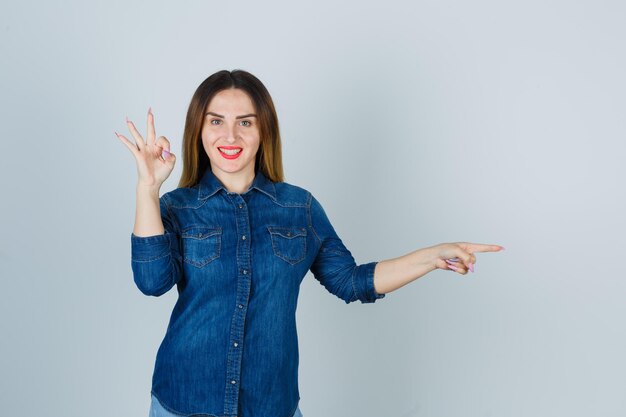 Giovane donna espressiva in posa in studio