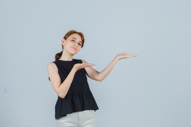 Giovane donna espressiva in posa in studio