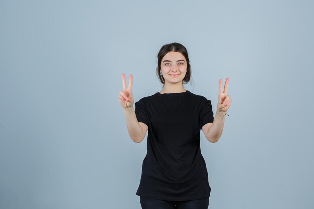 Giovane donna espressiva in posa in studio