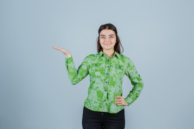 Giovane donna espressiva in posa in studio