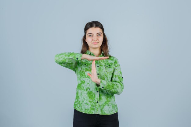 Giovane donna espressiva in posa in studio