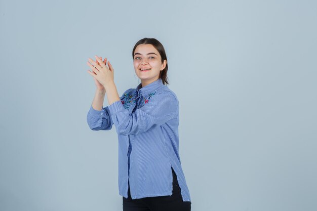 Giovane donna espressiva in posa in studio