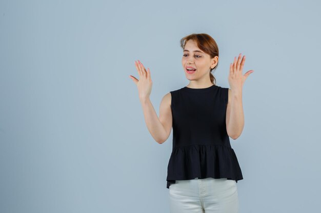 Giovane donna espressiva in posa in studio