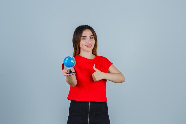 Giovane donna espressiva in posa in studio