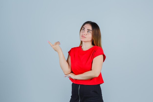 Giovane donna espressiva in posa in studio