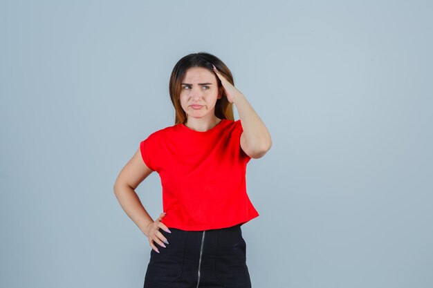 Giovane donna espressiva in posa in studio