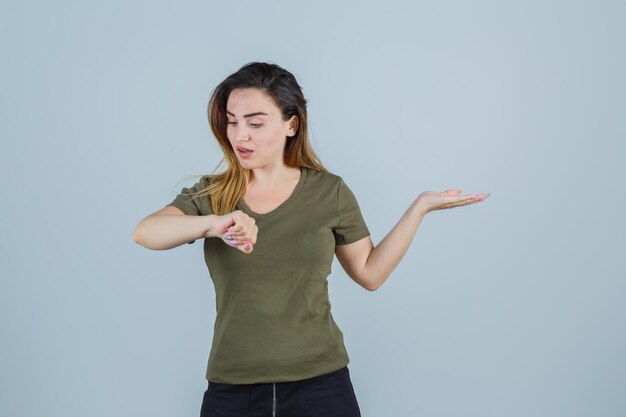 Giovane donna espressiva in posa in studio