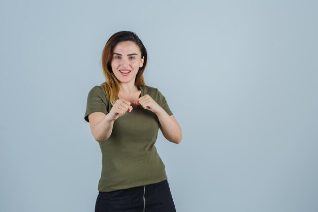 Giovane donna espressiva in posa in studio