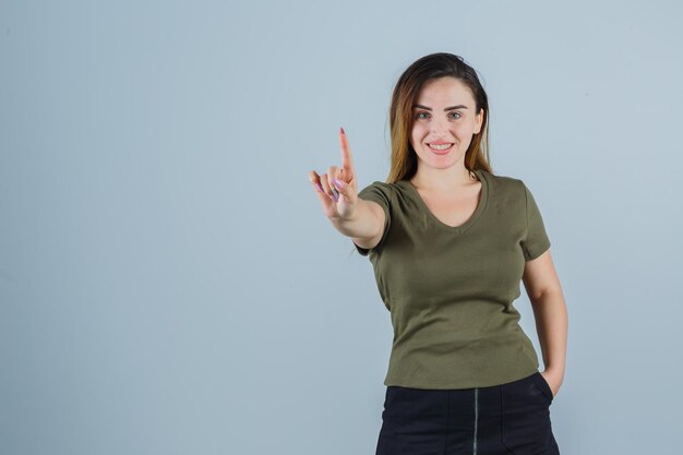 Giovane donna espressiva in posa in studio