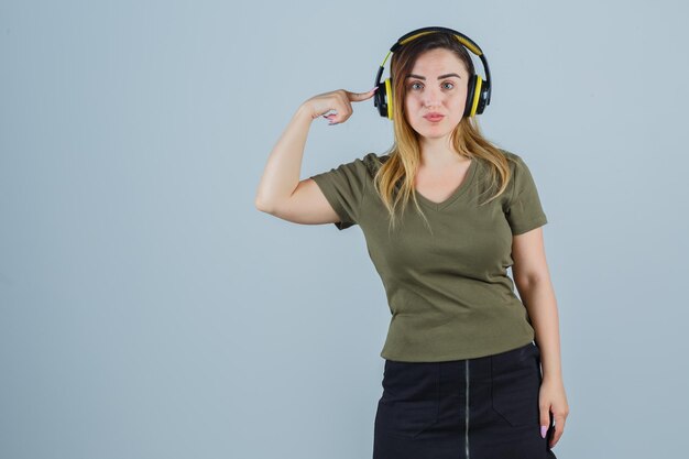 Giovane donna espressiva in posa in studio