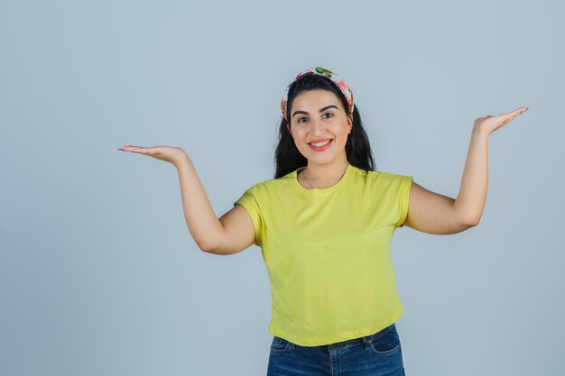 Giovane donna espressiva in posa in studio