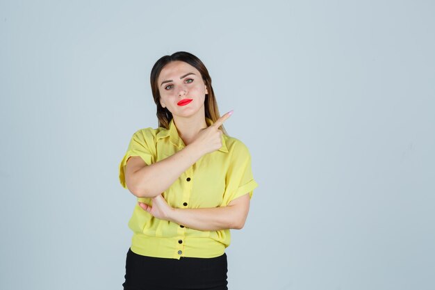 Giovane donna espressiva in posa in studio