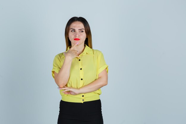 Giovane donna espressiva in posa in studio