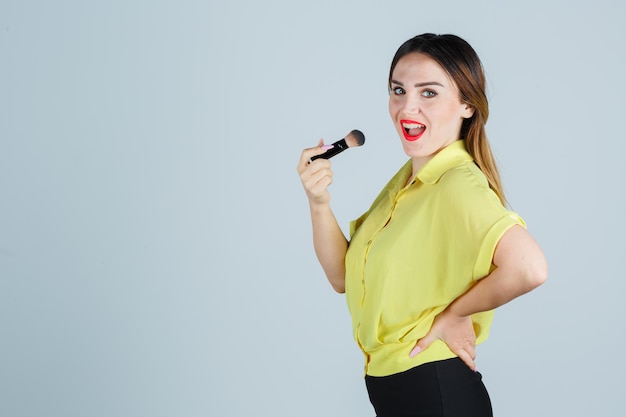 Giovane donna espressiva in posa in studio