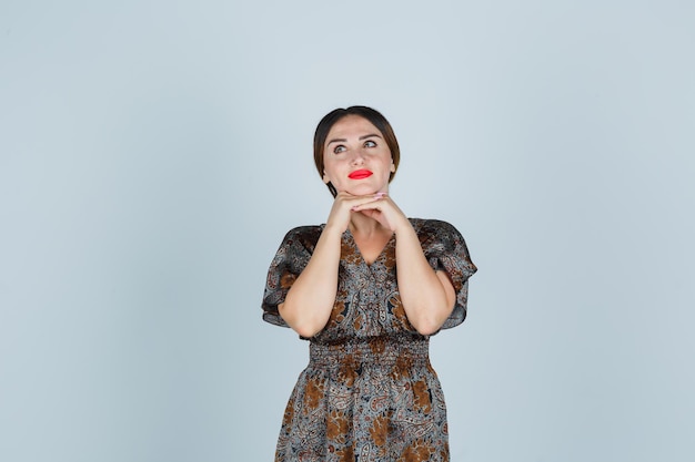 Giovane donna espressiva in posa in studio