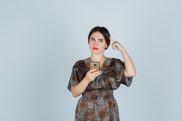 Giovane donna espressiva in posa in studio