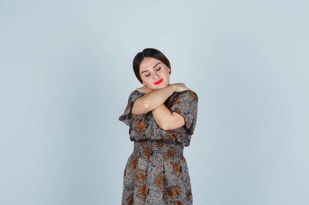 Giovane donna espressiva in posa in studio