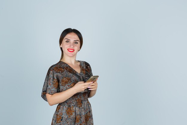 Giovane donna espressiva in posa in studio